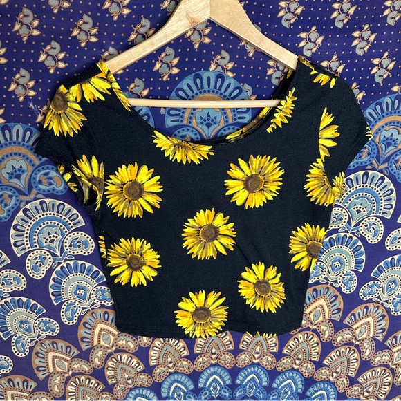 🦋5/20$🦋 sunflower crop top - Picture 1 of 6